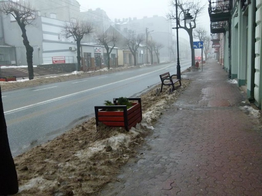 Kałuże, lód i mgła, czyli poranny krajobraz centrum...