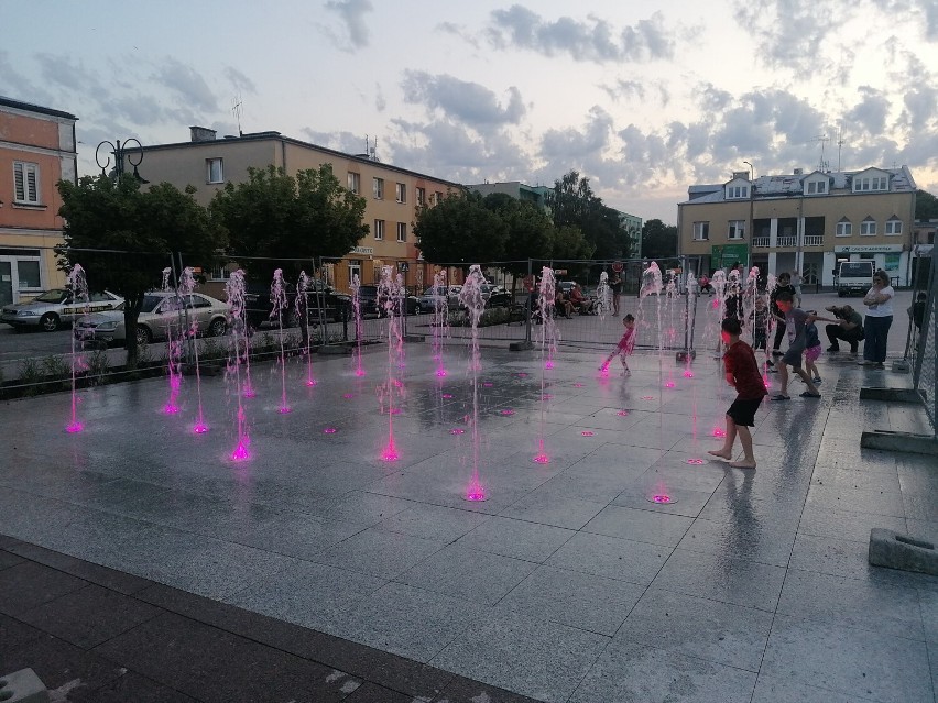 Centrum Włodawy zmieniło się nie do poznania! Działają już nowe fontanny. Zobacz zdjęcia