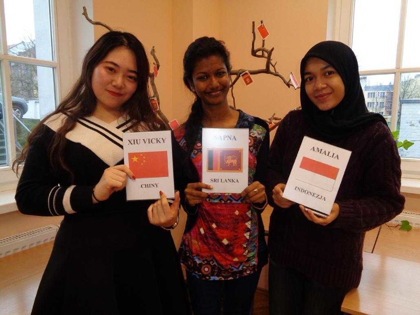 Trzy studentki Amalia z Indonezji, Xin z Chin, Sapna ze Sri Lanki z wizytą w LMK we Włocławku