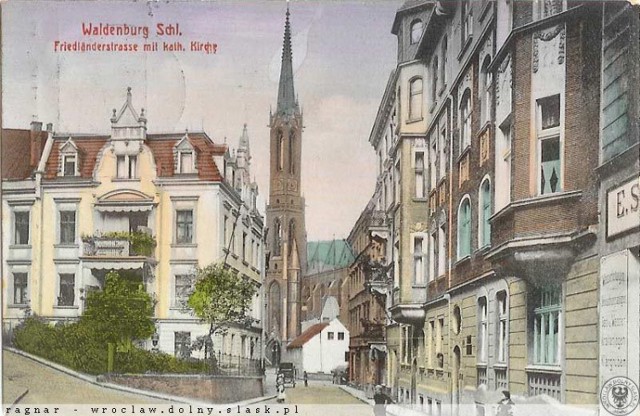  Lata 1910-1925 
Ulica Moniuszki od strony wloty ulicy Matejki, w tle Kościół Katolicki P.W.Aniołów Stróżów. 