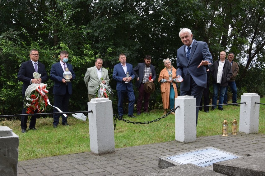 Kwiaty i znicze w miejscu straceń Polaków jesienią 1939...