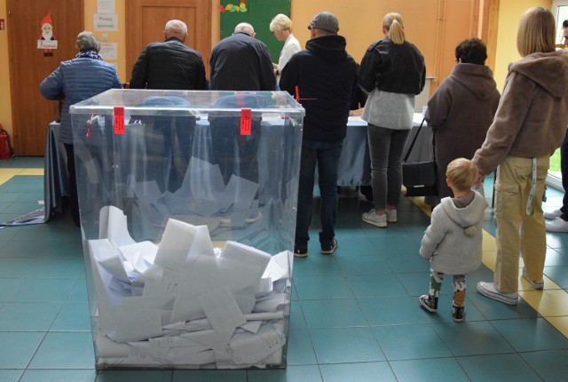 Głosy w okręgu nr 11 już zostały policzone. Wyniki w powiecie sieradzkim i poszczególnych gminach możesz sprawdzić w opisach kolejnych zdjęć z galerii