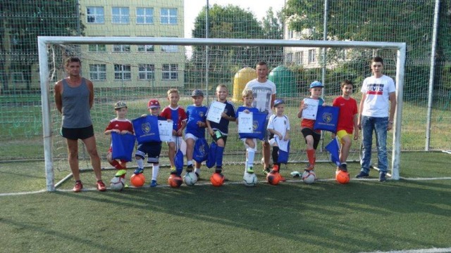 Treningi odbywały się na boisku przy szkole w Ostrowitem