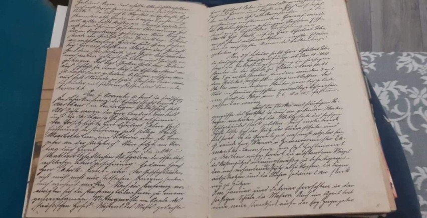 SP w Staniszewie pracuje nad udostępnieniem kronik szkolnych - najstarsze zapiski sięgają XIX wieku!