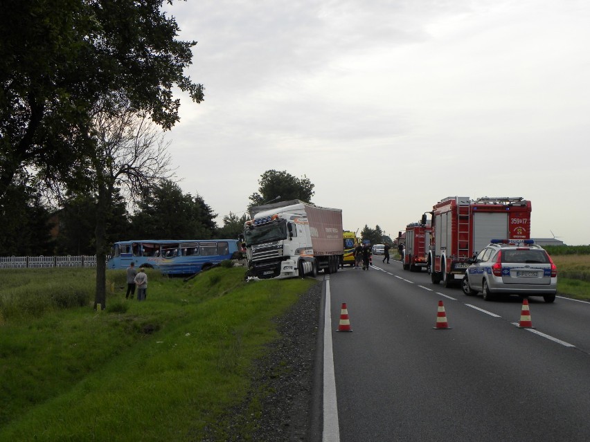 Pod Kaliszem autobus zderzył się z ciężarówką. 17 osób rannych