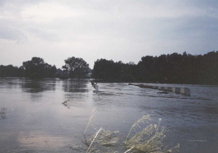 22 lata temu byłe województwo leszczyńskie walczyło z wielką wodą. Najbardziej ucierpiały gminy Jemielno i Niechlów [ZDJĘCIA]