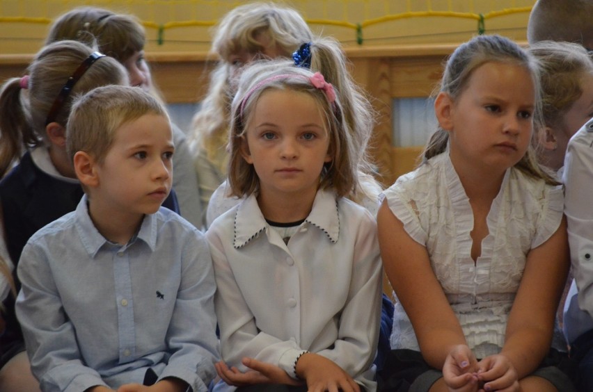 Szkoła Podstawowa w Białołęce rozpoczęła rok szkolny z nową dyrektorką. ZDJĘCIA 