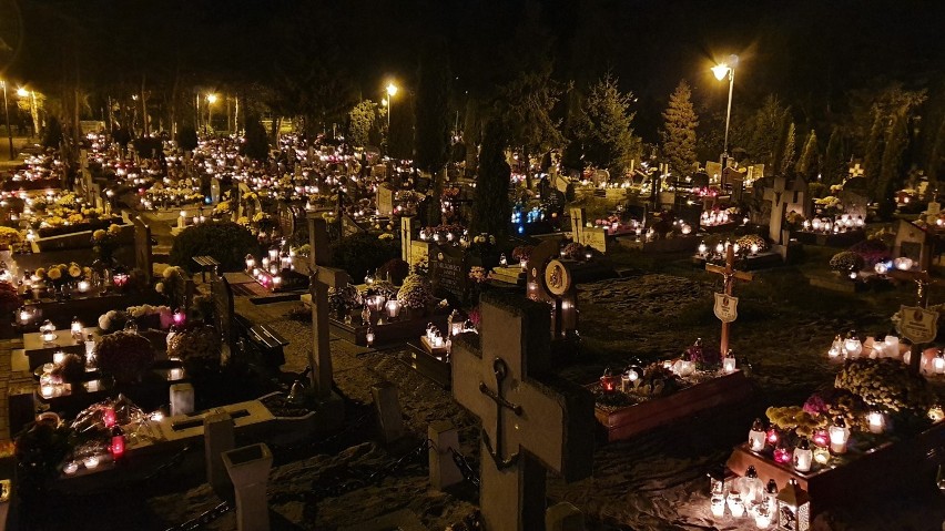 Cmentarz w Helu wieczorową porą