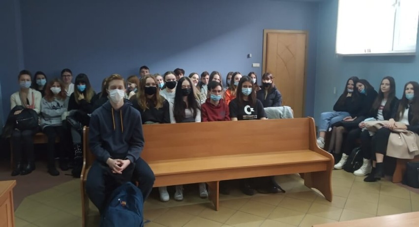 Uczniowie II LO w Radomsku w sądzie... Poznali tajniki pracy wydziału karnego