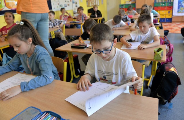 Rozpoczęcie nauki w szkołach od 1 września w czasie pandemii koronawirusa może nie być łatwe. Jednak można się przygotować na to, by uniknąć zakażenia się wirusem. Jak to zrobić? Amerykańscy naukowcy opracowali szkolny indeks ryzyka, aby ocenić zagrożenia i zaproponować zalecenia dotyczące zmniejszenia ryzyka rozprzestrzeniania się wirusa, nie tylko wśród uczniów, ale także wśród nauczycieli i innych pracowników. Na jego podstawie przygotowaliśmy dla naszych czytelników ranking sytuacji i miejsc, gdzie zakażenia wzrasta, a gdzie jest najniższe.