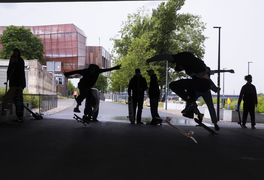 Go Skateboarding Day 2022. Warszawscy skejci dali pokaz swoich umiejętności. Tak obchodzono w stolicy Światowy Dzień Deskorolki