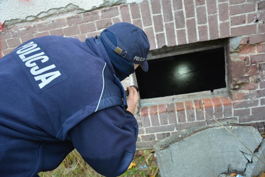 Policjanci kontrolują miejsca, w których mogą znajdować się...