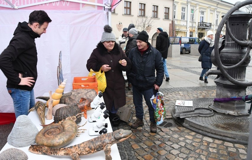 Wigilia na rynku w Kielcach… bez prezydenta. Chętnych na poczęstunek nie brakowało  