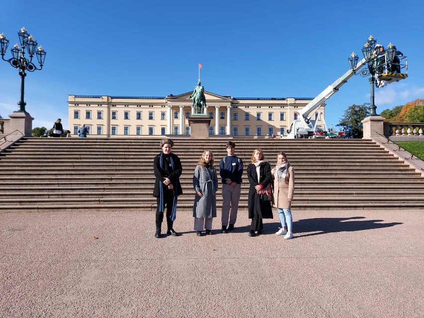 Młodzi parlamentarzyści z "Hołogi" odwiedzili wyspę Utøya i reprezentowali Polskę w parlamencie