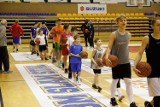 Ostrowska młodzież trenuje z koszykarzami BM SLAM Stal Ostrów Wielkopolski. To już trzeci dzień ferii ze "Stalówką"