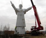 Figura Jana Pawła II w częstochowskim Parku Miniatur. Trwa spór