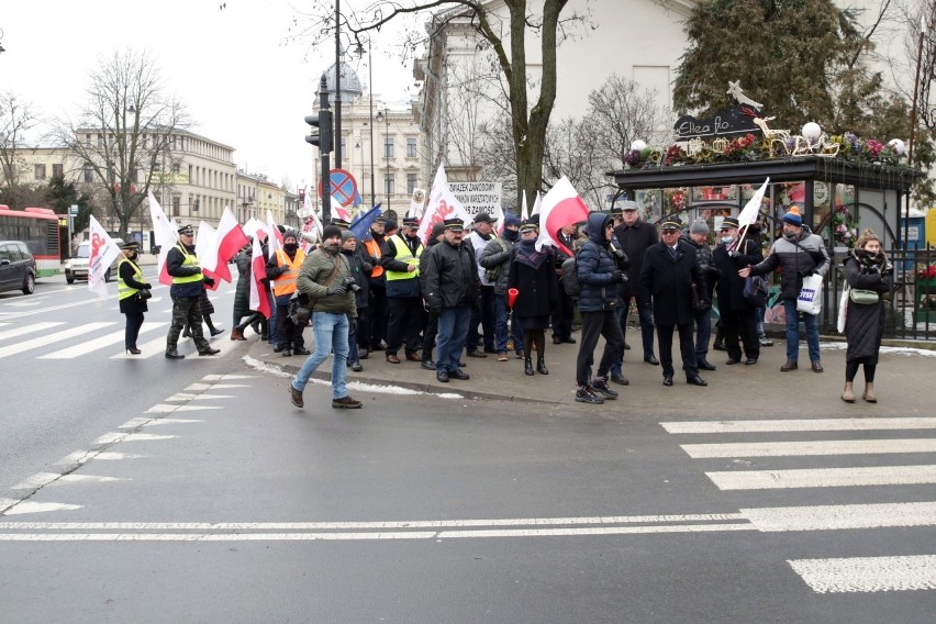 Pracownicy PKP Linia Hutnicza Szerokotorowa protestowali przed konsulatem Ukrainy. Wspierali ich związkowcy