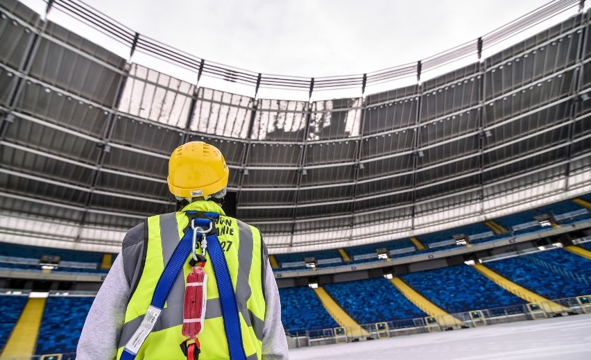 Odśnieżanie dachu Stadionu Śląskiego w styczniu 2021