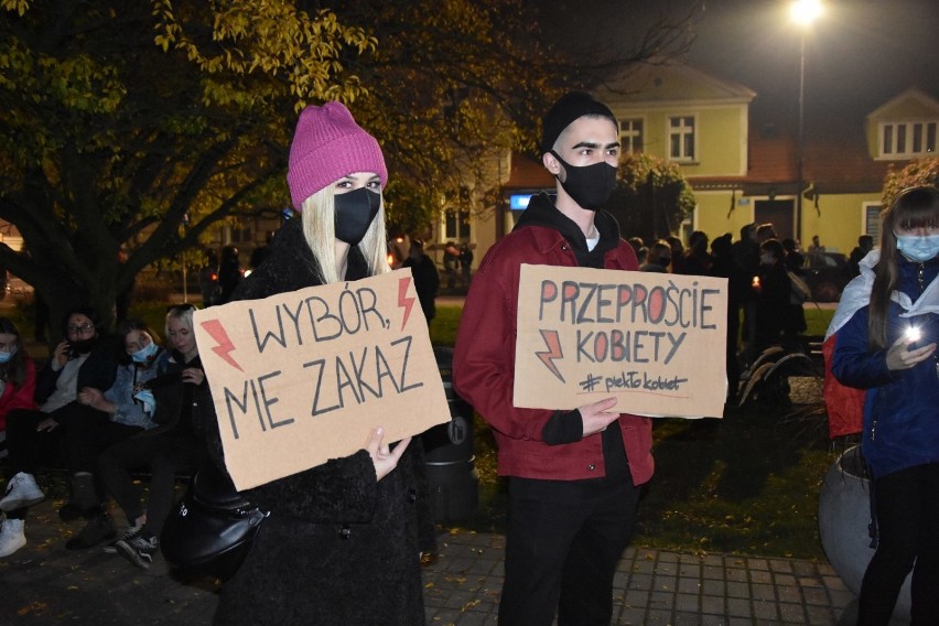 Protest Kobiet w Nowym Tomyślu. Tłumy na ulicach miasta. Zobaczcie zdjęcia!