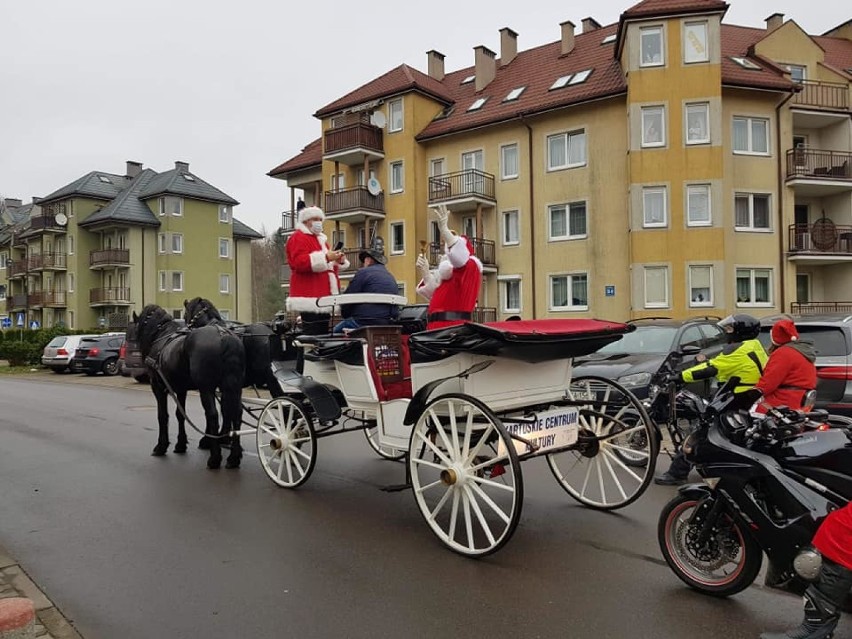 Niedzielny przejazd Mikołaja ulicami Kartuz - posypały się słodkości!