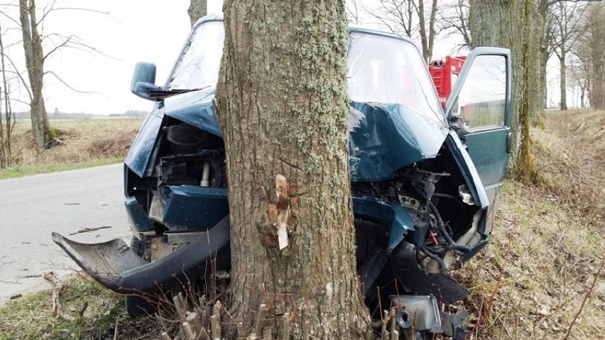 Wypadek koło Pieniężna. Dostawczy volkswagenem uderzył w...