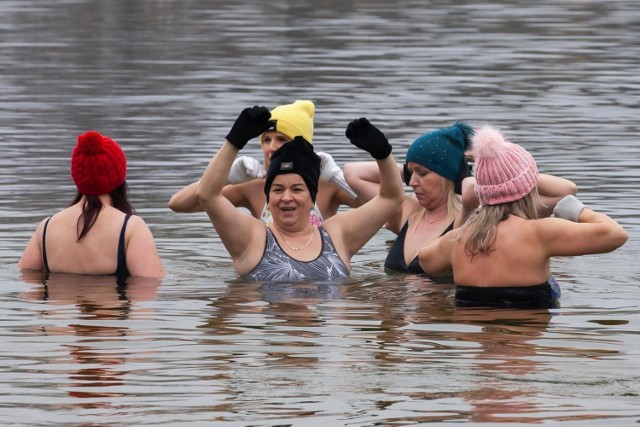 Sezon na morsowanie trwa w najlepsze. Miłośnicy zimnych kąpieli z Bydgoszczy i okolic spotkali się w niedzielę na plaży w Pieckach, gdzie regularnie morsują w jesienno-zimowym okresie. Zobaczcie zdjęcia >>>