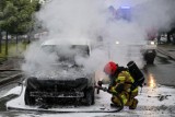 Pożar samochodu w Krośnie, nikt nie został ranny. Droga była zablokowana [ZDJĘCIA, WIDEO INTERNAUTY]
