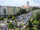Boże Ciało 2022 w parafii Krzyża Świętego w Łomży. Tłumy przeszły ulicami miasta [zdjęcia]