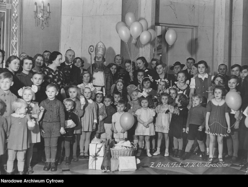 Zabawa mikołajkowa zorganizowana przez Stowarzyszenie "Rodzina Urzędnicza" w Janowie Lubelskim, 1933 rok