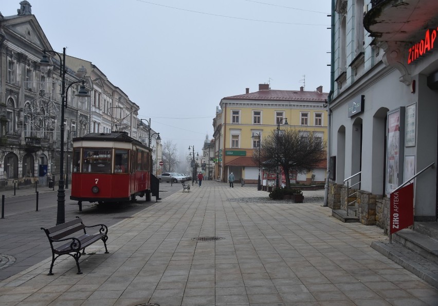 Tarnów. Noworoczny poranek w Tarnowie. Na ulicach miasta pustki [ZDJĘCIA] 