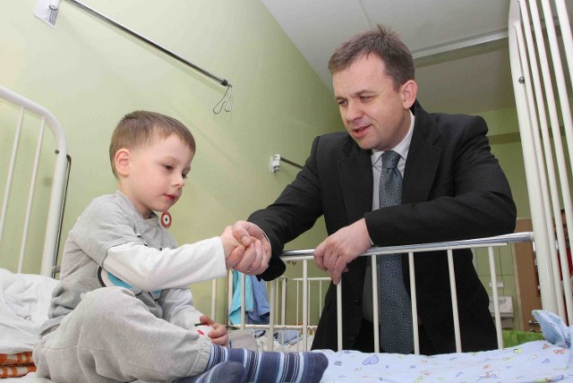 Prezydent Chojniak przywiózł dla małych pacjentów zabawki