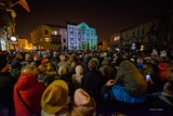 Tarnów. Tłumy tarnowian na placu Kazimierza Wielkiego. Magnesem historia miasta na ścianie kamienicy w mappingu 3D [ZDJĘCIA]