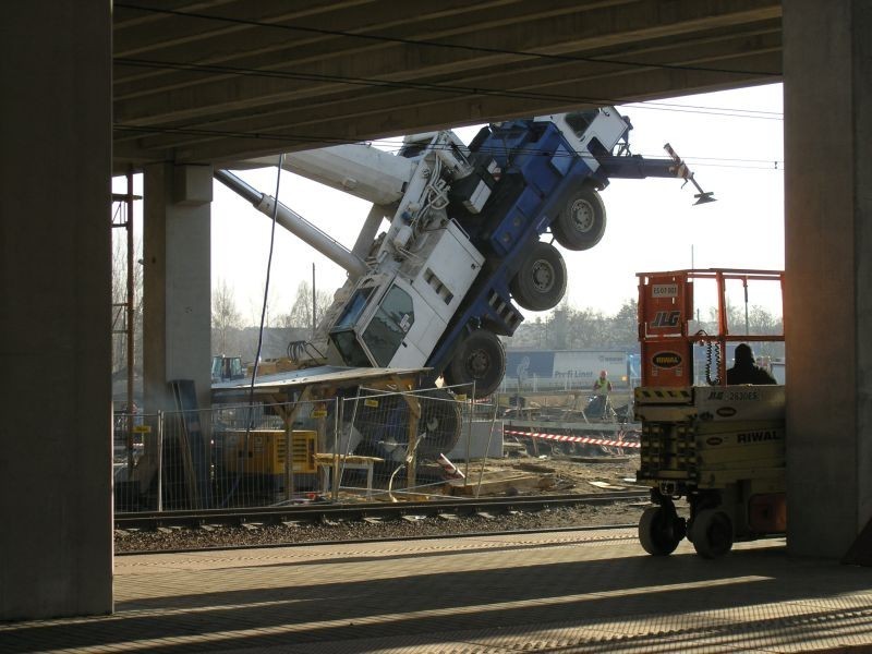 Wypadek na budowie dworca PKP w Poznaniu. Przewrócił się dźwig