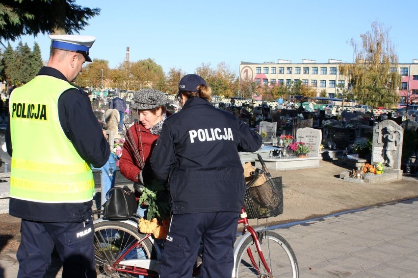 Akcja "Znicz": Policjanci przeprowadzili działania profilaktyczne w zakresie poprawy bezpieczeństwa w ruchu drogowym [ZDJĘCIA]