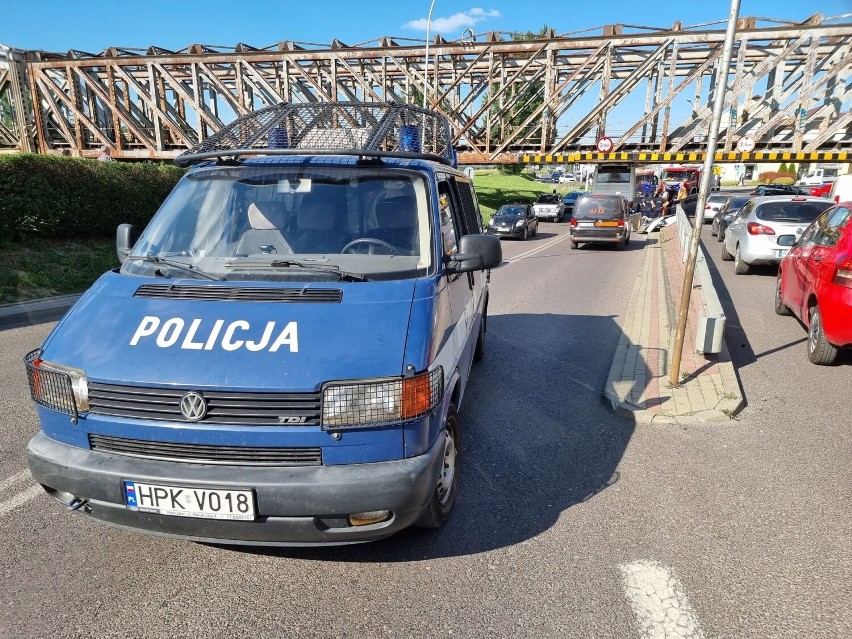 Kierujący z Ukrainy zignorował znak i wjechał w Przemyślu pod most. Autokar był za wysoki... [ZDJĘCIA]