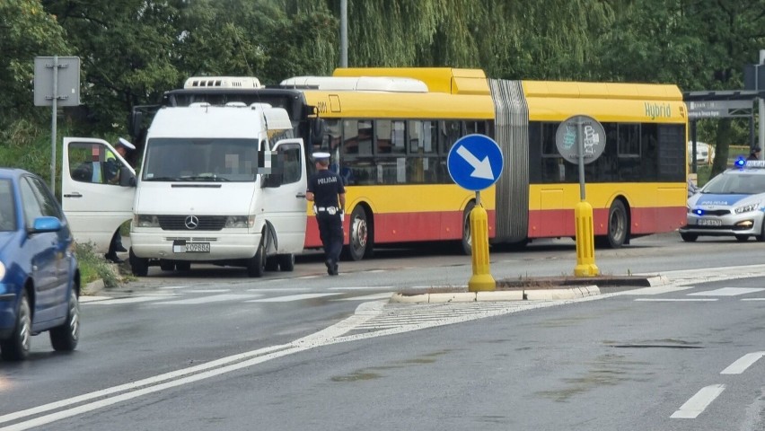 Kolizja w Kielcach. Bus się stoczył na autobus. Zobacz zdjęcia