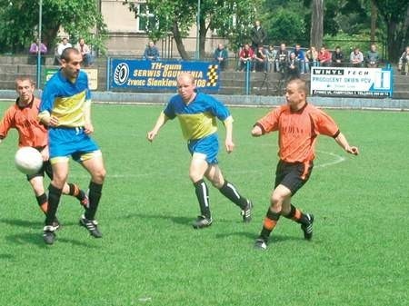 Maciejowie Porębski i Mrowiec (w środku) z pierwszej drużyny walczyli w niedzielę o punkty na szczycie A klasy. / Tomasz Wolff