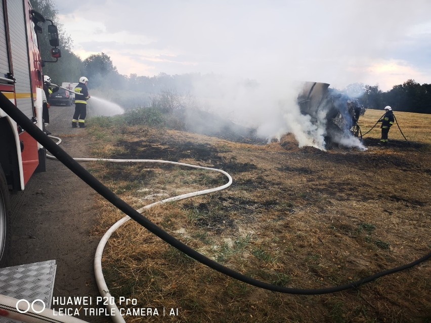 Pożar maszyny rolniczej na polu w okolicy Stypułowa.