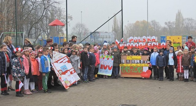 Z okazji Dnia dla Niepodległej uczniowie i nauczyciele Szkoły Podstawowej nr 2 w Międzyrzeczu spotkali się na apelu, gdzie wspólnie zaśpiewali Mazurka Dąbrowskiego.