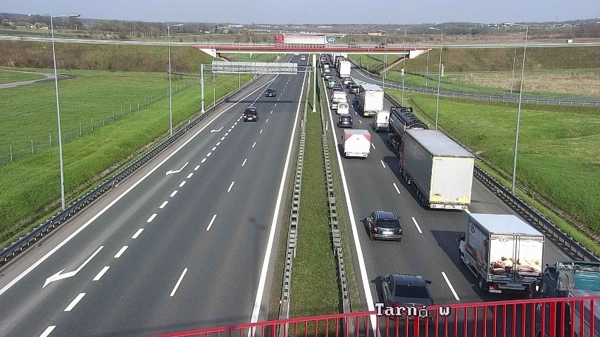 Pożar na A4 w Bochni spowodował powstanie dużego korka