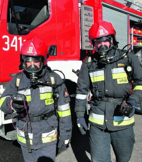 Strażacy w ubiorach do akcji ratownictwa chemicznego