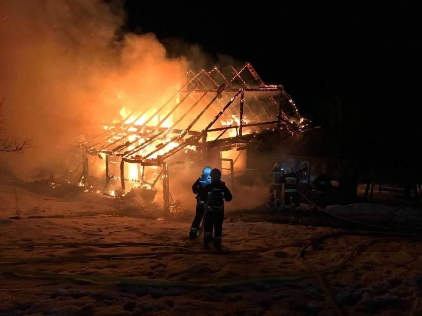 Pcim. Ugasili pożar, ale domu nie udało się uratować. Dlatego strażacy idą z pomocą pogorzelcom