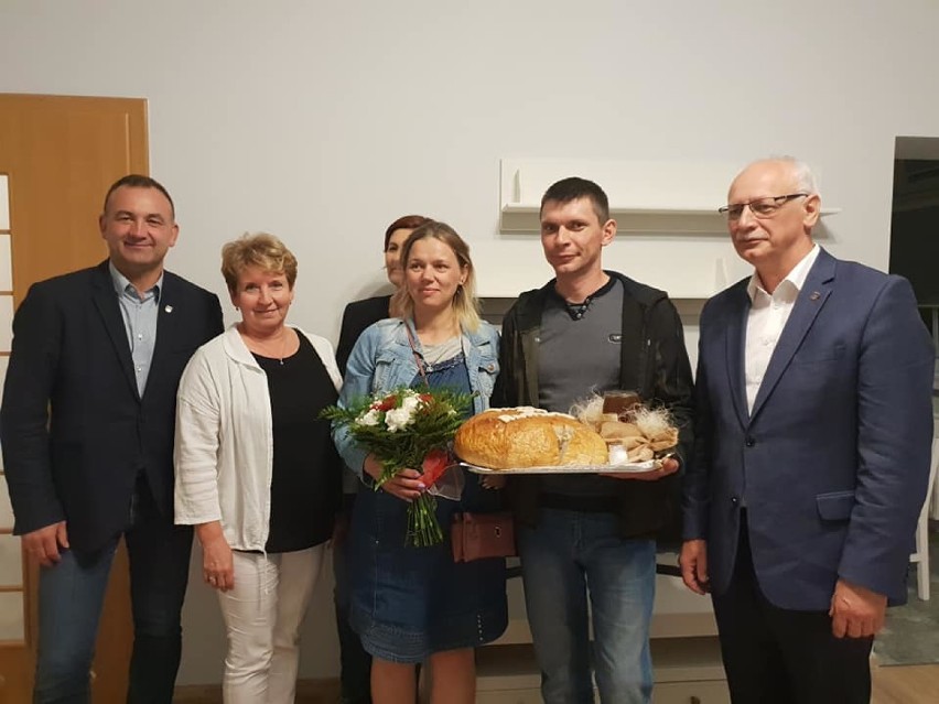 Repatrianci z Kazachstanu zostali przyjęci przez burmistrza Rawicza Grzegorza Kubika (z prawej) oraz reprezentację urzędu chlebem i solą