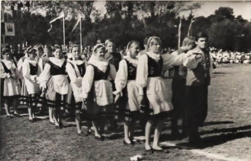 Uczniowie I LO podczas występu na dożynkach w 1974 r.