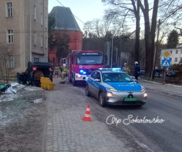 Do zdarzenia doszło w poniedziałkowy poranek - 29 stycznia. - O godz. 7.29 zostaliśmy wezwani do zdarzenia drogowego w Sokołowsku. Doszło tam do dachowania samochodu osobowego. Kierująca nim kobieta samodzielnie opuściła pojazd - mówi Tomasz Kwiatkowski, oficer prasowy Komendanta Miejskiego Państwowej Straży Pożarnej w Wałbrzychu.
