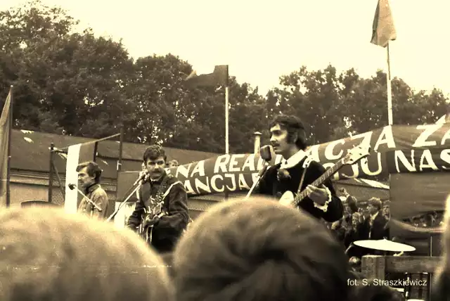 1966 - Trubadurzy w Krośnie Odrzańskim wytęp na stadionie z okazji dożynek.