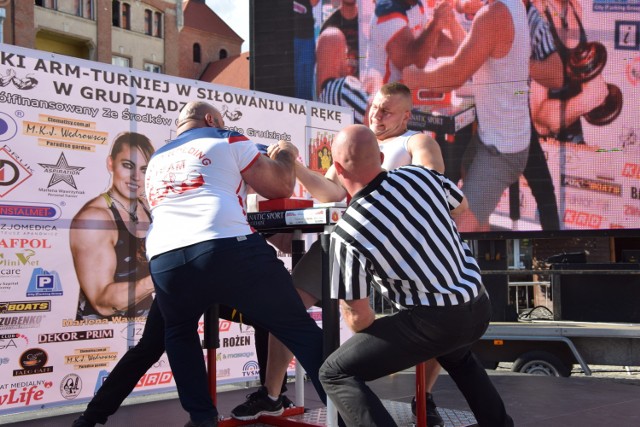 II Nadwiślański Arm-Turniej w siłowaniu na rękę na Rynku w Grudziądzu. Na zdjęciu: Mirtalem Asłanow (Azerbejdżan), mistrz świata i Europy w wadze -110 kg wygrywa w Grudziądzu finał w wadze +85 kg