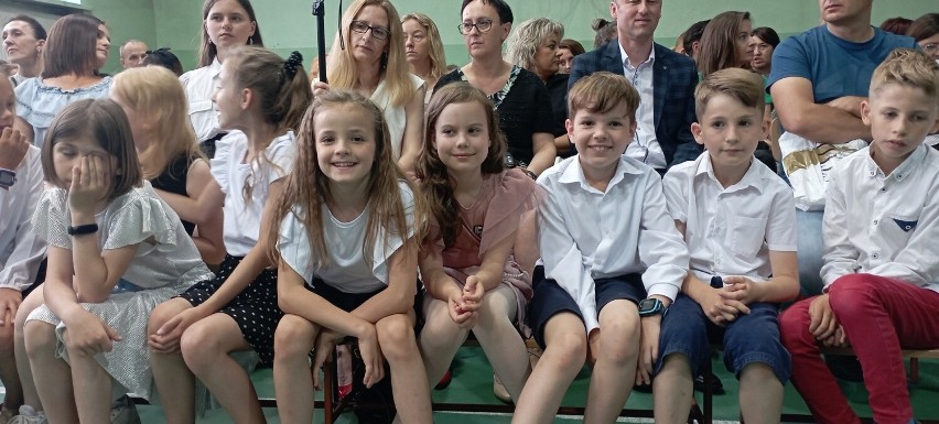 Uczniowie Szkoły Podstawowej numer 3 w Jędrzejowie zakończyli rok szkolny. Pożegnano odchodzących na emeryturę nauczycieli i dyrektorkę