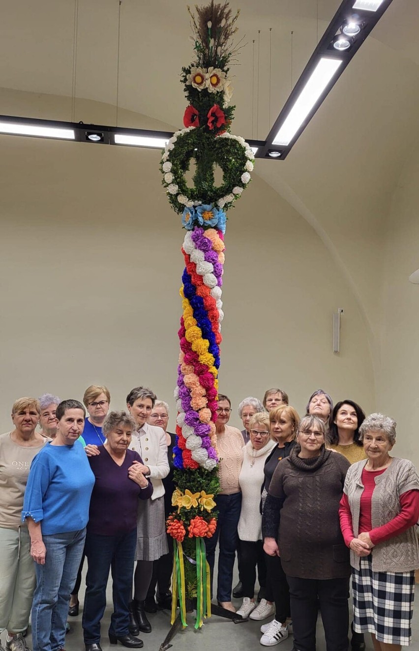 Piękną palmę zrobił Parafialny Klub Seniora „U Mikołaja”