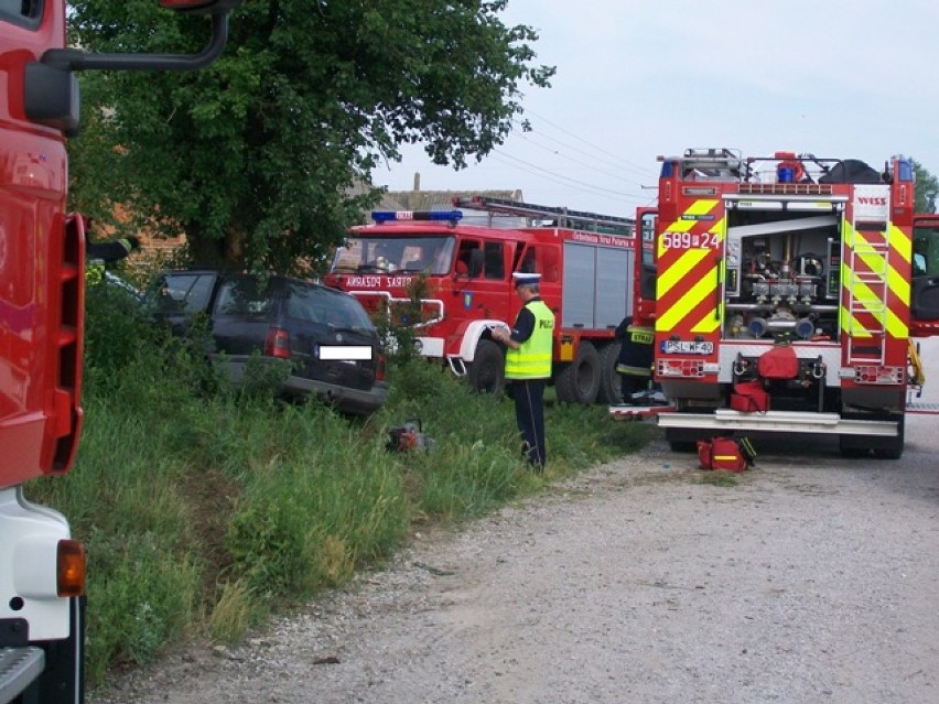 Wypadek w miejscowości Mlecze. Golf uderzył w drzewo